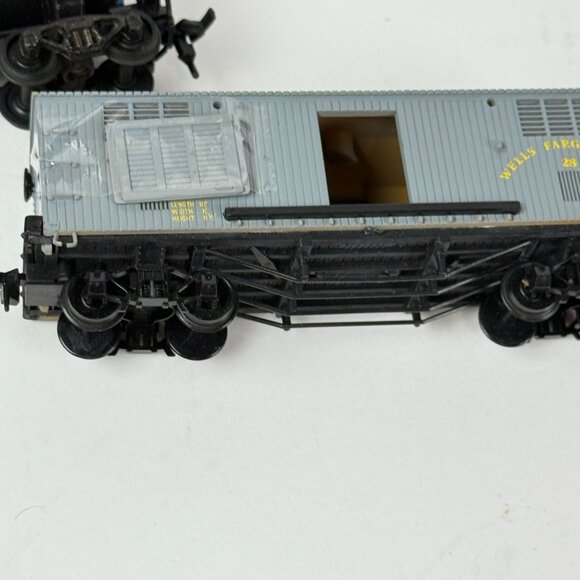 HO Scale Vintage Burlington Boxcar Wells Fargo Car & DOW Chemical Tanker - Picture 7 of 7